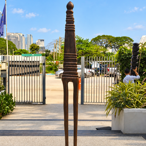 Androgyne, monumental bronze sculpture, 250 cm high, elongated abstract human figure.