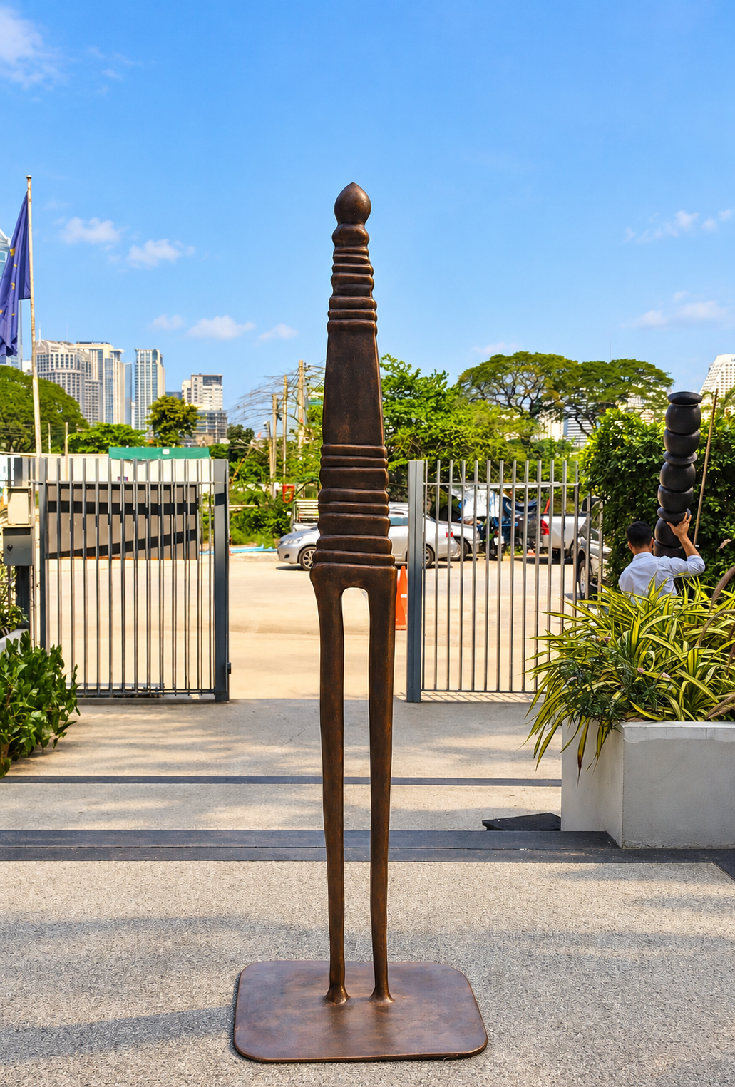 Androgyne, monumental bronze sculpture, 250 cm high, elongated abstract human figure.