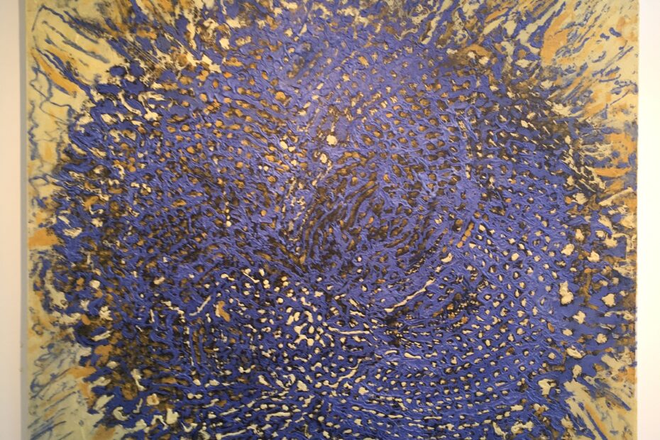 In Sunflower, the flower is no longer represented simply as a botanical subject. It becomes a vibrant, almost cosmic mass, built through an accumulation of lines, marks, and layers of material. Deep blue dominates the centre of the painting, while yellows and golds radiate outward, as if light were passing through the surface. At once flower, sun, and abstract landscape, the image moves between observation of nature and the dissolution of form. Private collection.